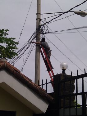 Technician installing Internet in Nicaragua – Best Places In The World To Retire – International Living
