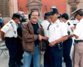 Lane Simmons with police officers in San Miguel de Allende – Best Places In The World To Retire – International Living