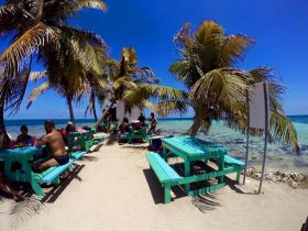 Expats picnicing on the beach in Placencia, Belize – Best Places In The World To Retire – International Living