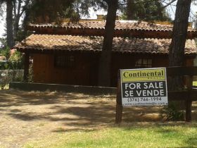 For sale sign in Spanish and English for a weekend cottage, Lake Chapala, Mexico – Best Places In The World To Retire – International Living