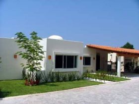 Minimalist front yard of an Interlago home, Lake Chapala, Mexico – Best Places In The World To Retire – International Living