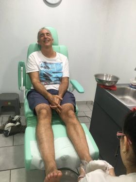 Chuck Bolotin at the podiatrist in Ajijic