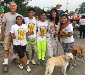 Jet Metier and Chuck Bolotin with kids in Mexico